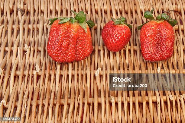 Tres Orgánicas Frescas De Verano Fresas Vida Xxxl Backgrou Foto de stock y más banco de imágenes de Alimento