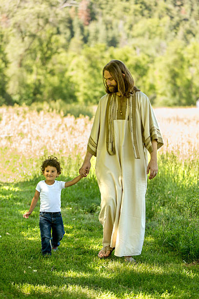 criança de pé com jesus - serene people tranquil scene child god - fotografias e filmes do acervo