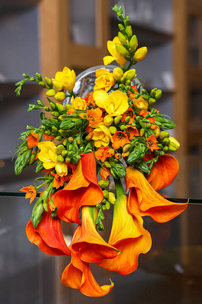 ramo colorido de orange calla lilies y otros flores en - alcatraces de colores fotografías e imágenes de stock