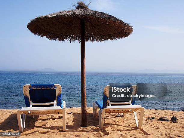 Sandstrand Mit Stühlen Stockfoto und mehr Bilder von Blau - Blau, Bucht, Einsamkeit
