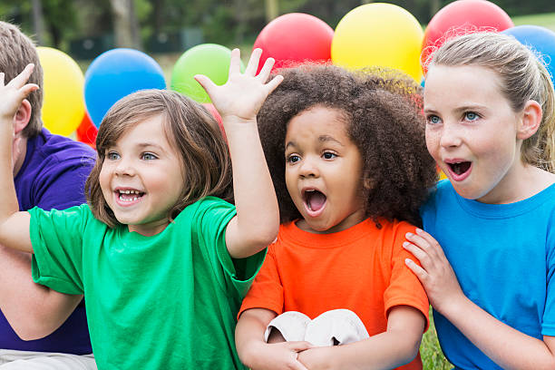 grupo de niños de ver algo increíble - child balloon outdoors little boys fotografías e imágenes de stock