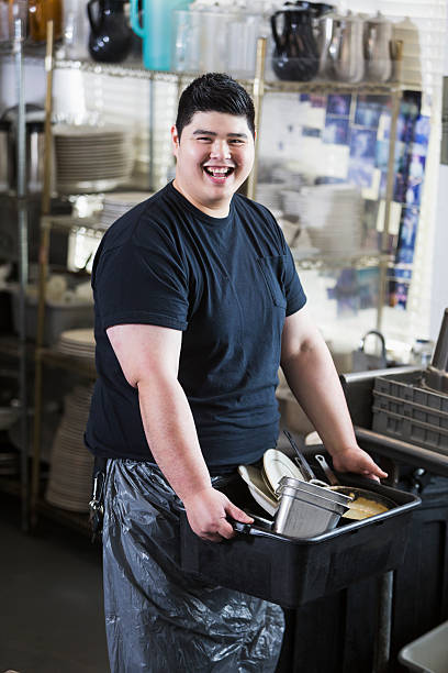 azjatycki człowiek w restauracja nosić wanna z brudnych naczyń - washing dishes restaurant manual worker commercial kitchen zdjęcia i obrazy z banku zdjęć