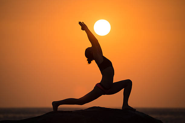 yoga pose de guerreiro - yoga posture women flexibility - fotografias e filmes do acervo