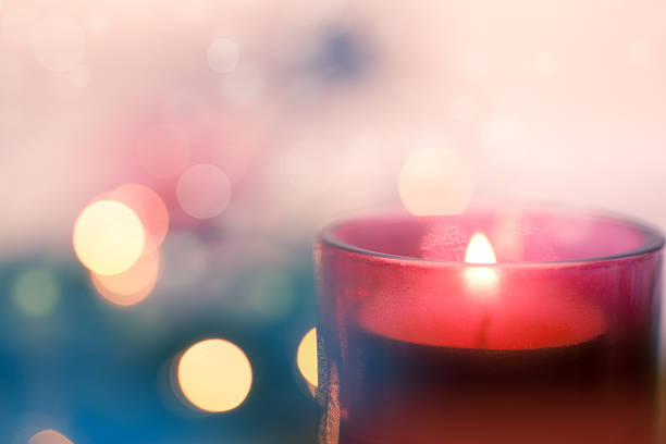 vela con rosa y azul de fondo bokeh - tea light fotografías e imágenes de stock