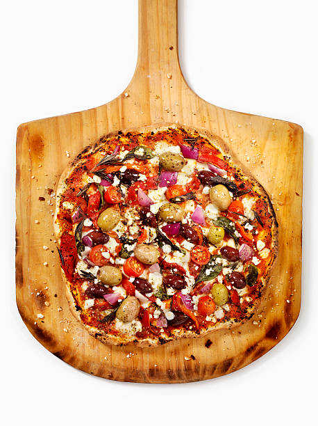 forno pizza forno a legna pizza, mediterraneo - pepperoni pizza green olive italian cuisine tomato sauce foto e immagini stock