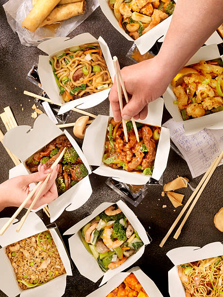 china tome la salida - chopsticks stir fried vegetable beef fotografías e imágenes de stock