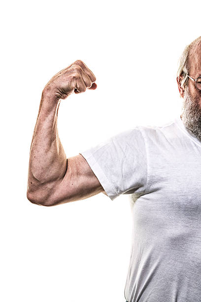 암 근육, 성과향상을 촉진하는 유연한 인명별 티셔츠 노인 남자 - showing off muscular build the human body human muscle 뉴스 사진 이미지