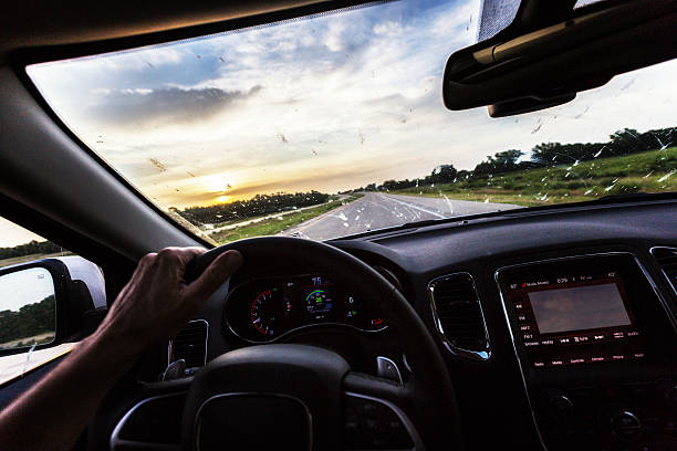 sunrise expressway hacia el sucio parabrisas salpicado de errores - car driving dashboard night fotografías e imágenes de stock