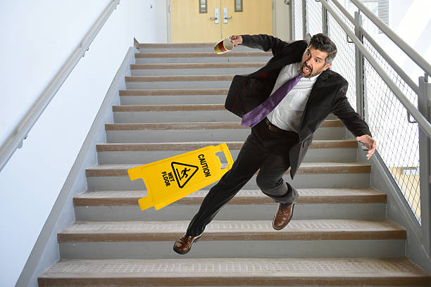 empresario hispano caída por las escaleras. - tropezar caer fotografías e imágenes de stock