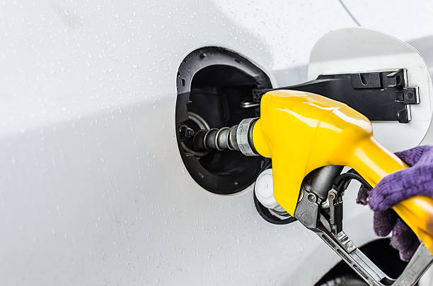 main tenir le carburant douille à ajouter le carburant en voiture - gasoline gas station labeling fuel and power generation photos et images de collection