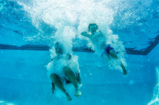 grandpa e garoto pular de cabeça em uma piscina cercada por bolhas - bubble swimming pool water underwater - fotografias e filmes do acervo