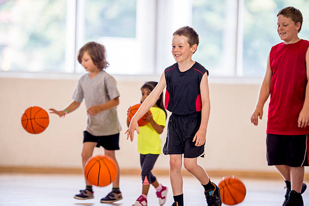 дети дриблинга в баскетболе - volleyball sport floor ball стоковые фото и изображения