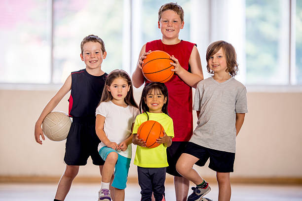 bambini a uno sport da campo - soccer child indoors little boys foto e immagini stock