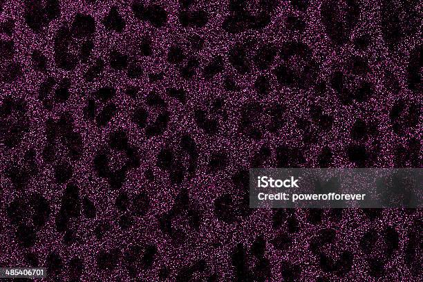Púrpura Brillante Fondo Piel De Leopardo Foto de stock y más banco de imágenes de Estampado de leopardo - Estampado de leopardo, Patrones visuales, Brillante