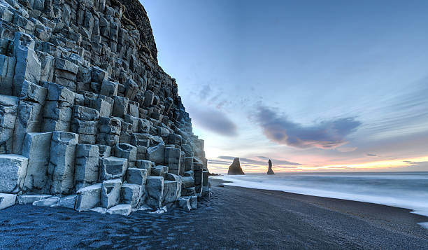 reynisdrangar na reynisfjara beach - dramatic sky iceland landscape sky zdjęcia i obrazy z banku zdjęć