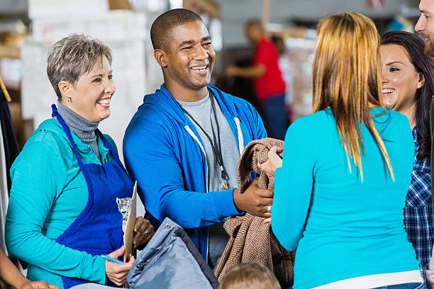 las donaciones de caridad voluntarios aceptan en ropa de invierno para automóvil - homelessness men white black fotografías e imágenes de stock