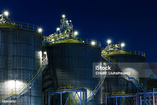 Chemiefabrik In Der Nacht Stockfoto und mehr Bilder von Architektur - Architektur, Außenaufnahme von Gebäuden, Beleuchtet