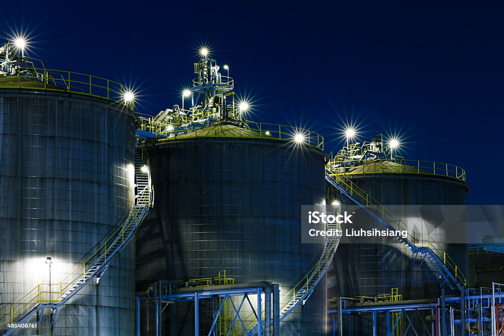 Industria chimica a notte. - Foto stock royalty-free di Acciaio