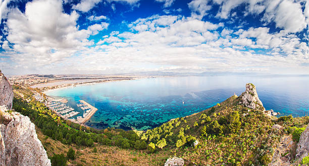 panoramiczny widok na "sella del diavolo” i cagliari - cagliari zdjęcia i obrazy z banku zdjęć