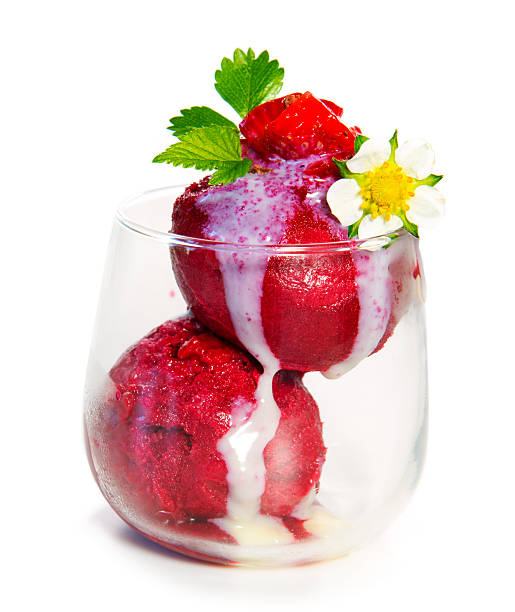 crème glacée avec fraises isolé. - golden daisy photos et images de collection