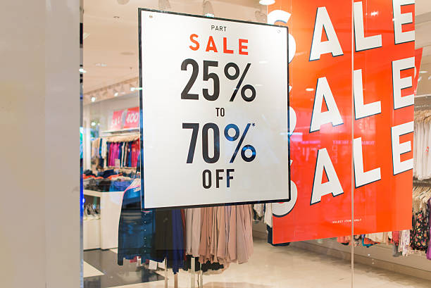 istock Sale Store, shopping mall abstract defocused blurred background 485412744