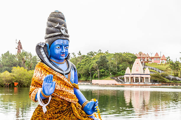 시바 황후상 및 힌두교식 관자놀이 그랜드 바셍 호수, 모리셔스 - buddha hindu god shiva hinduism 뉴스 사진 이미지
