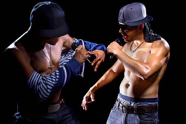 hip-hop et rap bataille des micros - hip hop urban scene city life black photos et images de collection