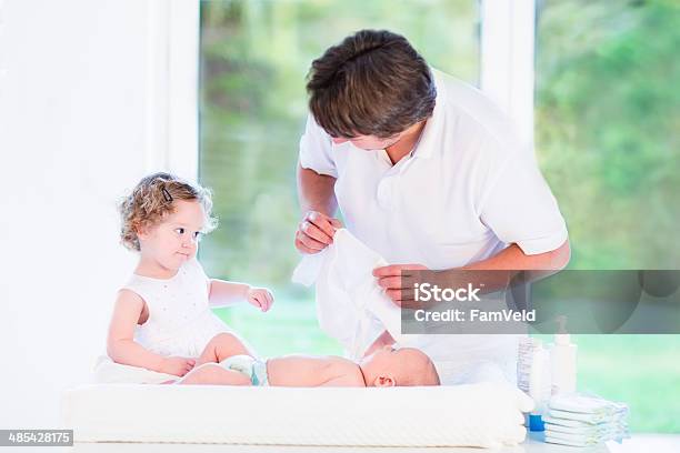 Kleines Mädchen Helfen Ihrem Vater Wähle Outfit Für Bruder Stockfoto und mehr Bilder von Vater