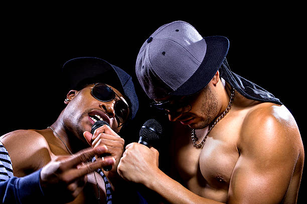 hip hop zwrotkę bitwę z mikrofonów - hip hop urban scene city life black zdjęcia i obrazy z banku zdjęć