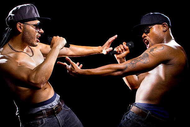hip-hop et rap bataille des micros - hip hop urban scene city life black photos et images de collection