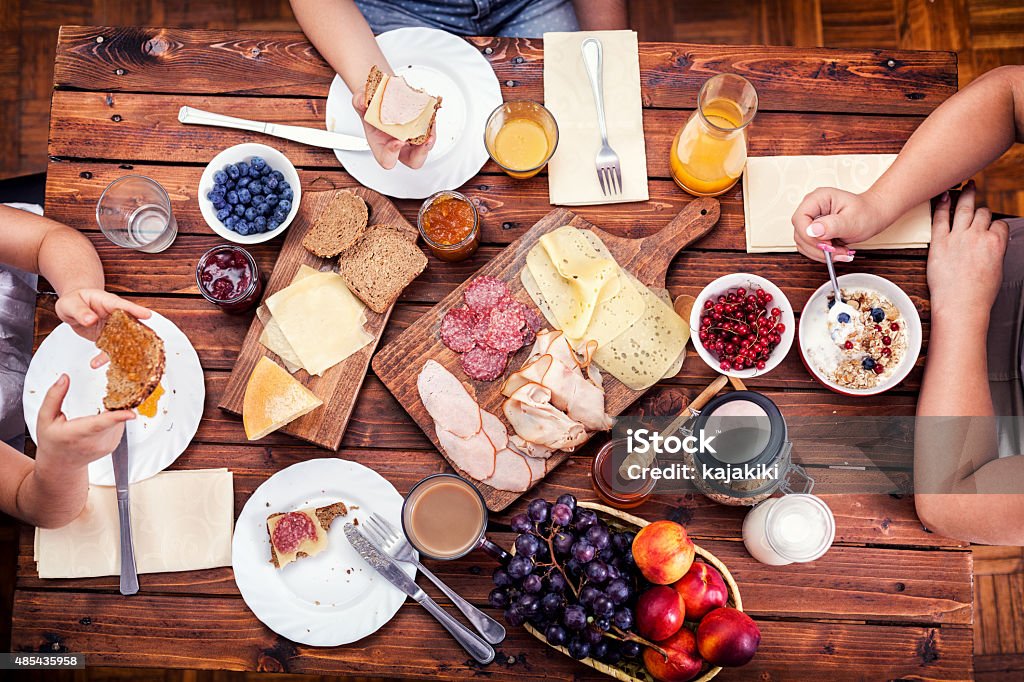 Jeune famille heureuse d'avoir le petit déjeuner - Photo de Petit déjeuner libre de droits