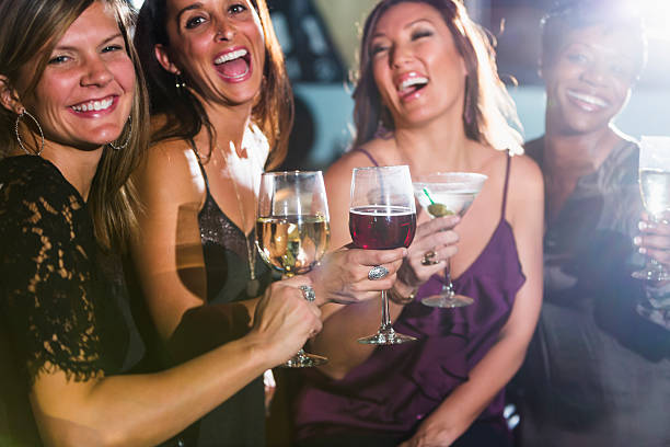 женский ночи, весело в баре - nightlife party group of people martini стоковые фото и изображения