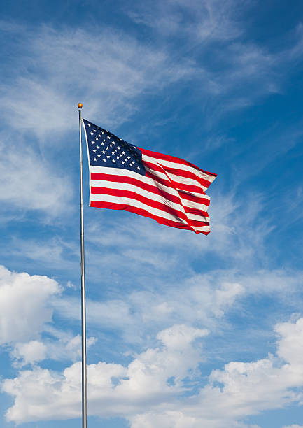 bandeira americana contra o céu - american flag flag usa sky imagens e fotografias de stock
