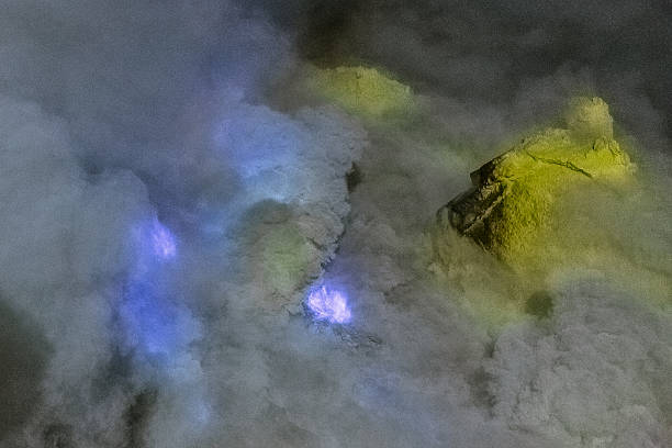 blue flame в ijen вулкан - sulphur landscape fumarole heat стоковые фото и изображения