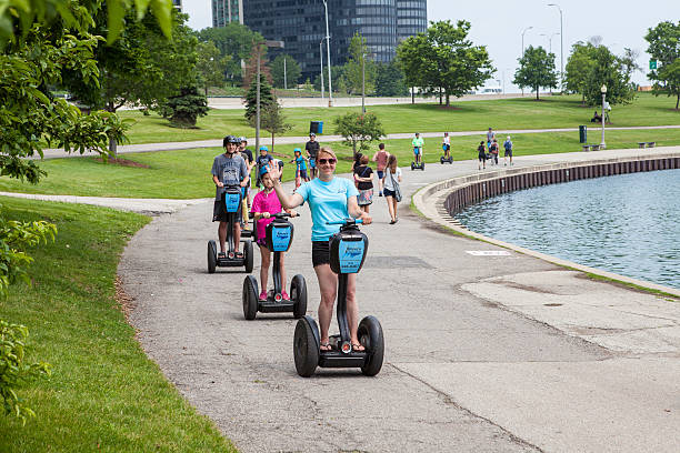 chicago waterfront obchodu - segway zdjęcia i obrazy z banku zdjęć