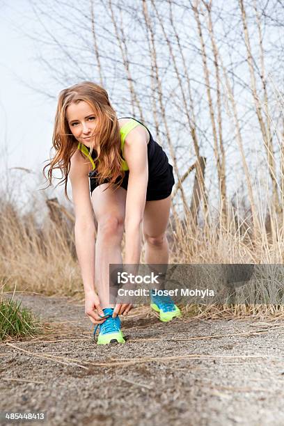 Jovem Mulher No Vestido Desportivo Prepara Para Correr - Fotografias de stock e mais imagens de 20-24 Anos