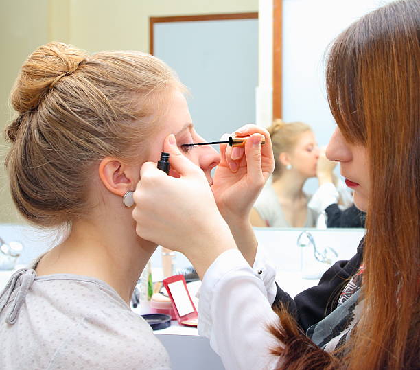 макияж художник в кулисы - make up cosmetics make up brush brushing стоковые фото и изображения