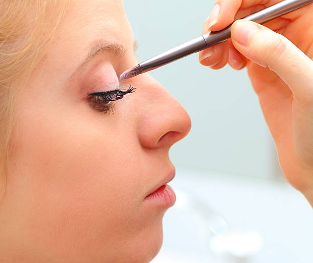 artista de maquiagem nos bastidores - make up makeup artist make up brush applying - fotografias e filmes do acervo