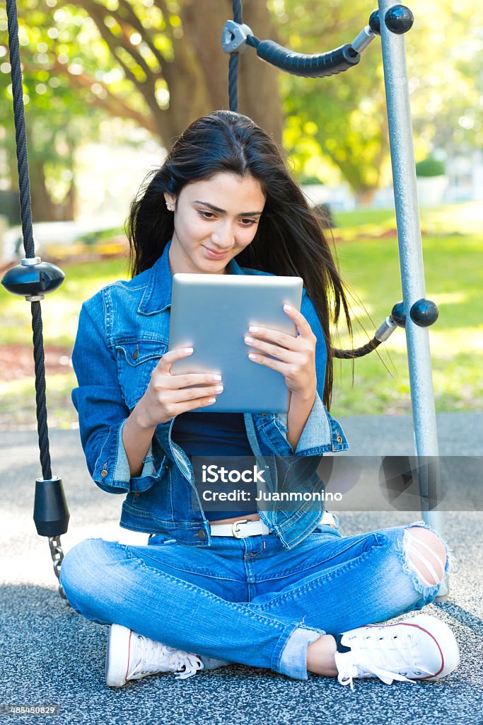 Jungen hispanischen Mädchen mit ihrem elektronischen tablet - Lizenzfrei 16-17 Jahre Stock-Foto