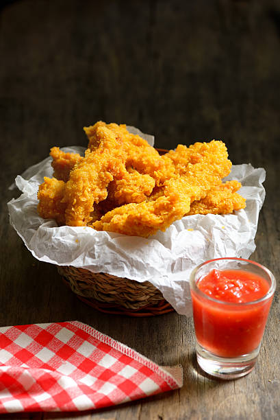 pollo croccante - chicken tender foto e immagini stock
