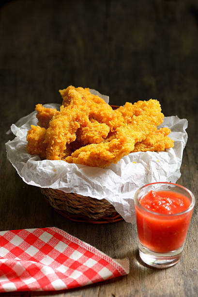 クリスピーなチキン - chicken tender ストックフォトと画像