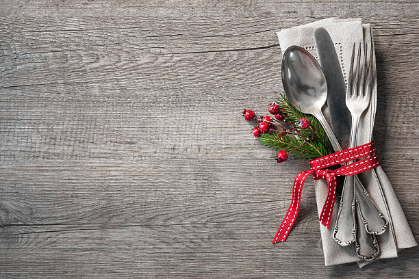 lugar de navidad mesa ambiente - silverware fork place setting napkin fotografías e imágenes de stock