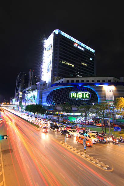 blur luz de tráfego em mbk shopping center tailândia - mbk imagens e fotografias de stock