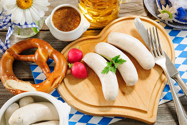 баварские телячья колбаса - munich beer garden veal sausage upper bavaria стоковые фото и изображения