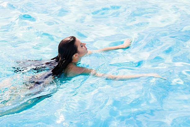 istock Girl swimming in pool 485461472