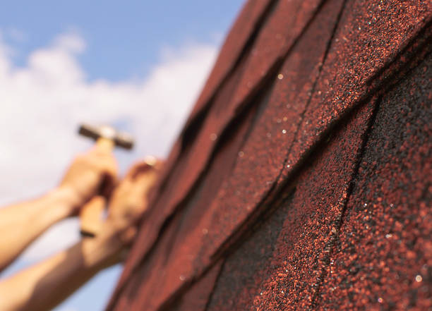 dach naprawy - roof repairing tile construction zdjęcia i obrazy z banku zdjęć