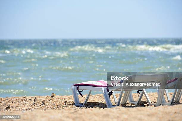 Cama Solar Cerca De Mar Sobre La Arena Foto de stock y más banco de imágenes de 2015 - 2015, Aire libre, Arena