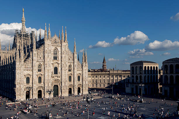 piazza duomo - catedral de milão - fotografias e filmes do acervo