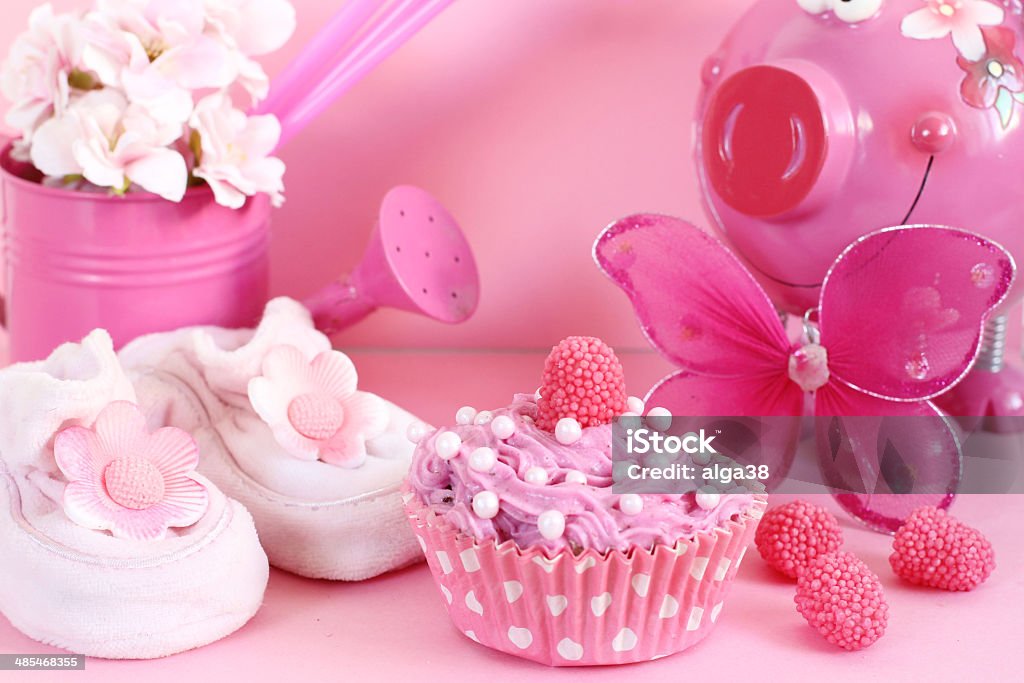 Cupcake e decoração em cores rosa bebê - Foto de stock de Aniversário royalty-free