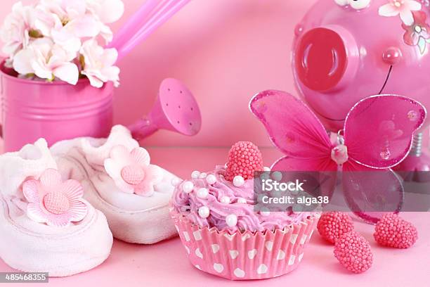 Foto de Cupcake E Decoração Em Cores Rosa Bebê e mais fotos de stock de Aniversário - Aniversário, Antiguidade, Assar